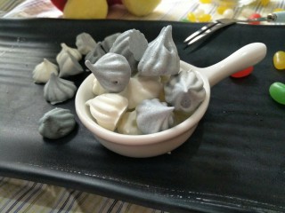 21、＃入口即化，零添加宝宝零食＃多彩蛋白糖,烤好之后，烤箱闷五分钟再取出