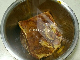 4、黑椒烤羊排,将羊排覆盖上保鲜膜,冷藏过夜;