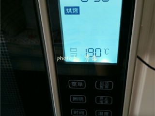 6、黑椒烤羊排,烤箱上下火190度,启动预热程序;