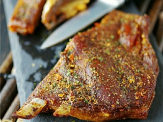 12、黑椒烤羊排,烤好的羊排出炉啦!