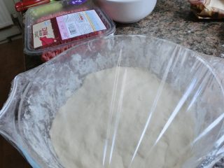 4、洛氏新煮义--香菇牛肉馅饼,和好面后用保鲜膜盖住醒面