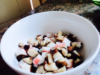 7、洛氏新煮义--香菇牛肉馅饼,蟹肉棒也切丁