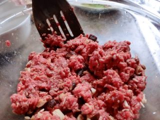 9、洛氏新煮义--香菇牛肉馅饼,拌匀