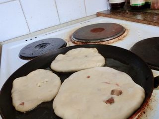 11、洛氏新煮义--香菇牛肉馅饼,热锅热油下饼