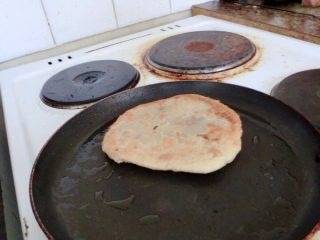 12、洛氏新煮义--香菇牛肉馅饼,饼上火后记得把火转小