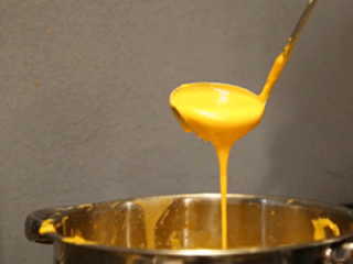 2、芝士酱牛肉汉堡,调芝士酱，锅里放入100gRICOS芝士酱，50ml全脂牛奶，一边加热一边搅拌。加热到芝士酱煮开即可。