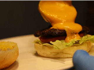 8、芝士酱牛肉汉堡,浇上浓浓的芝士酱。