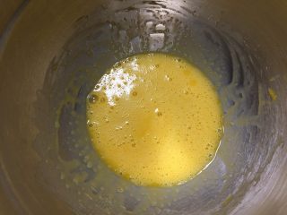 2、 可可漩涡蛋糕,加入4颗蛋黄和20克细砂糖，充分混合