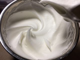 4、 可可漩涡蛋糕,蛋白中分三次加入40克细砂糖，打发至接近干性发泡，提起打蛋头蛋白有小弯钩