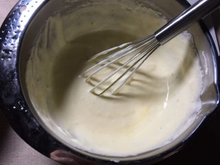 5、 可可漩涡蛋糕,蛋黄糊中加入1/3的蛋白，搅拌均匀