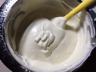 6、 可可漩涡蛋糕,继续加入剩余的蛋白，搅拌均匀至光滑无颗粒