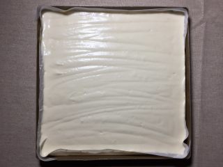 7、 可可漩涡蛋糕,将蛋糕糊倒进铺有油纸的烤盘中，震出大气泡，用两根牙签不规则划动，划出小气泡，随后再轻震几下