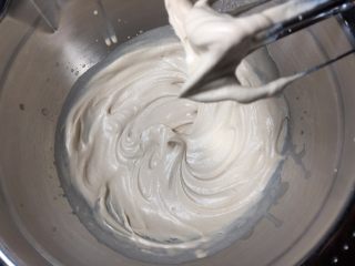 13、 可可漩涡蛋糕,打发至湿性，提起打蛋头有小弯钩出现即可