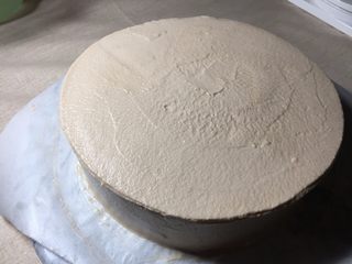 17、 可可漩涡蛋糕,250克淡奶油中加入25克糖粉和25克可可酱，打发至湿性，均匀的抹面