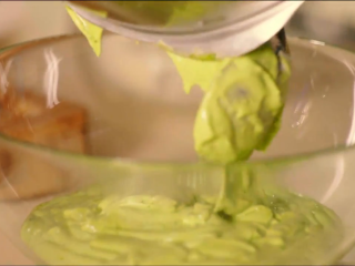 4、章鱼料理,制作蛋蒜酱：搅拌机放入罗勒叶、一瓣蒜，松子，橄榄油，鸡蛋，盐搅拌到呈现出明亮的绿色，加入帕玛森干酪，接着搅拌，最后倒入蛋黄酱，再次搅拌，蛋黄蒜酱就做好了，放一旁备用