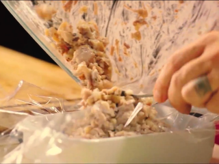 7、章鱼料理,在肉末中加入蛋黄酱、胡椒、盐，搅拌均匀，倒入铺有保鲜膜的保鲜盒，压实，压上保鲜膜，放冰箱里冻硬