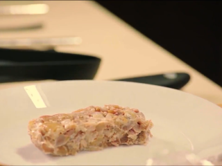 9、章鱼料理,取出冻好的肉冻，切块