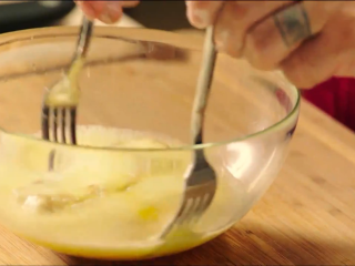 10、章鱼料理,碗里放鸡蛋，盐，打散后，肉冻先裹上面粉，再裹蛋液，最后裹上面包糠