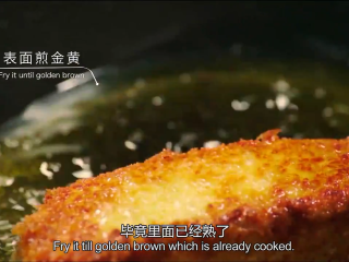 11、章鱼料理,锅里倒橄榄油，煎肉冻，煎至金黄色即可，接着用吸油纸洗掉表面的油脂