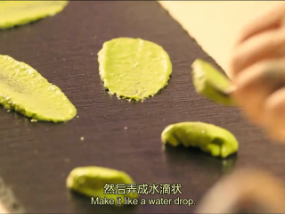 14、章鱼料理,取黑色盘子，放蛋蒜酱，弄成水滴状