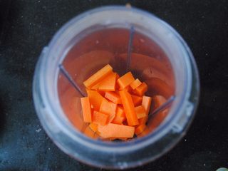 1、胡萝卜口袋面包,胡萝卜切小块加入等量的水用料理机搅打成汁，过滤出大颗粒。我用了1/3根胡萝卜