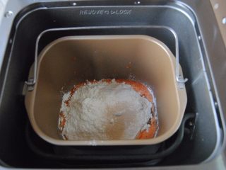 2、胡萝卜口袋面包,把所有材料都放入面包机内，启动和面键