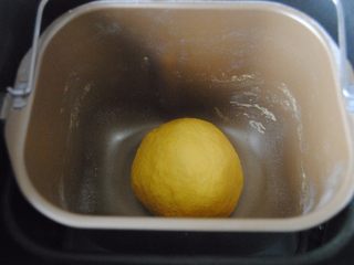 3、胡萝卜口袋面包,大约15分钟，揉成光滑的面团即可，放入面包机内启动发酵键发酵40分钟左右