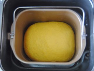 4、胡萝卜口袋面包,发酵好的面团取出