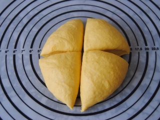 5、胡萝卜口袋面包,分成四份