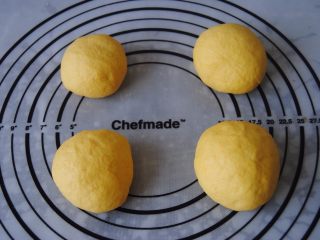 6、胡萝卜口袋面包,滚圆，盖上保鲜袋发酵20分钟