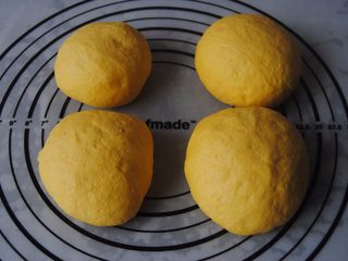 7、胡萝卜口袋面包,发酵好的明显鼓起来，烤箱开始上下管220度预热，把烤盘也一起放进去