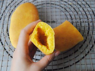 11、胡萝卜口袋面包,切成两半，可以把口再割大一些，就可以随心加喜爱的蔬菜，肉类水果