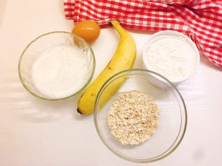 1、健康无油版香蕉燕麦松饼,准备好所有原料