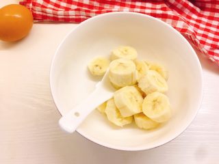 2、健康无油版香蕉燕麦松饼,香蕉去皮切段