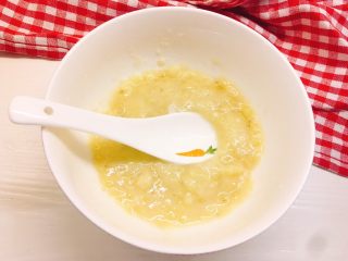 3、健康无油版香蕉燕麦松饼,用勺子捣成泥