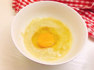 4、健康无油版香蕉燕麦松饼,打入鸡蛋