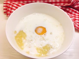 5、健康无油版香蕉燕麦松饼,加入牛奶