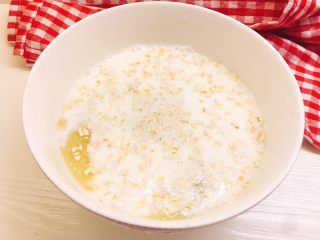 6、健康无油版香蕉燕麦松饼,放入燕麦