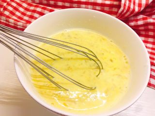 7、健康无油版香蕉燕麦松饼,搅拌均匀