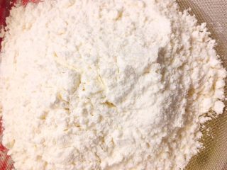 8、健康无油版香蕉燕麦松饼,筛入面粉