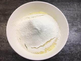 9、健康无油版香蕉燕麦松饼,过筛的面粉很细腻，不易结块