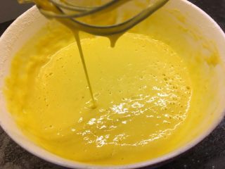 11、健康无油版香蕉燕麦松饼,搅拌后成流动的酸奶质地