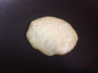 12、健康无油版香蕉燕麦松饼,平底锅小火加热，不用放油，用汤勺舀一勺面糊，从高一点的地方往下滴，这样会摊成圆饼，表面冒气泡时翻面