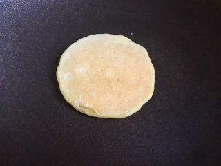13、健康无油版香蕉燕麦松饼,翻面后继续煎十秒即可