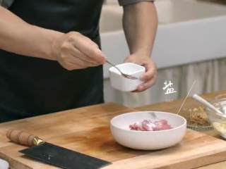 2、滑蛋牛肉番茄 ＆金银蒜粉丝蒸扇贝 ,滑蛋牛肉番茄：牛里脊切片，加入食粉、盐、白糖、胡椒粉、淀粉、蚝油、一颗蛋清，搅拌均匀腌渍片刻