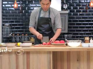 3、滑蛋牛肉番茄 ＆金银蒜粉丝蒸扇贝 ,番茄切块儿