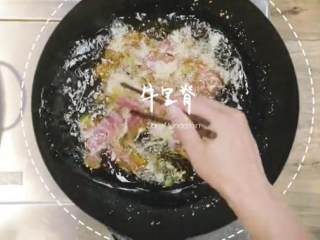 5、滑蛋牛肉番茄 ＆金银蒜粉丝蒸扇贝 ,取炒锅加入多量油，将腌渍好的牛肉放入其中