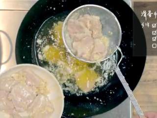 6、滑蛋牛肉番茄 ＆金银蒜粉丝蒸扇贝 ,炸至变色捞出