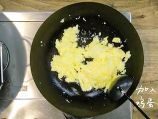 8、滑蛋牛肉番茄 ＆金银蒜粉丝蒸扇贝 ,炒锅加入适量油，将鸡蛋炒至刚刚熟盛出备用