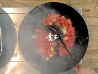 9、滑蛋牛肉番茄 ＆金银蒜粉丝蒸扇贝 ,再加入适量油将蒜爆香，再加入番茄块翻炒